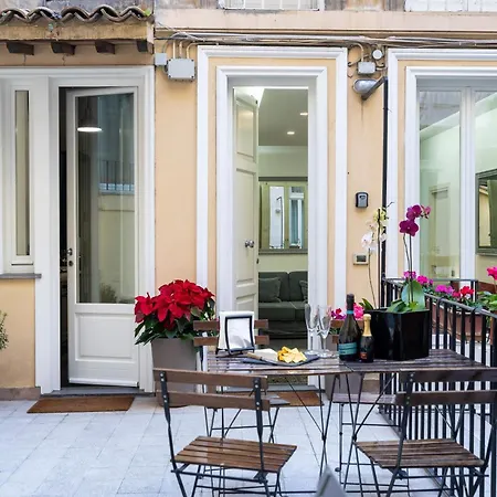 White Style Gambero Apartment Rome
