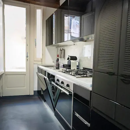 White Style Gambero Apartment Rome