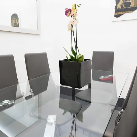 White Style Gambero Apartment Rome