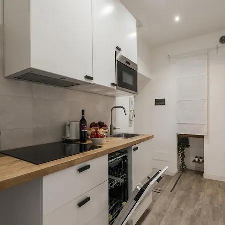 Apartment The Rent - Three-room Near The Colosseum