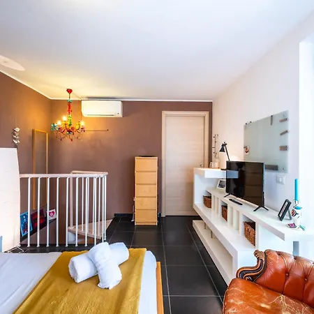 Apartment Around