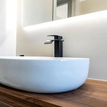 Apartman Stylish Air Conditionig Wifi Tv 50 Metro 4 Minutes Away *