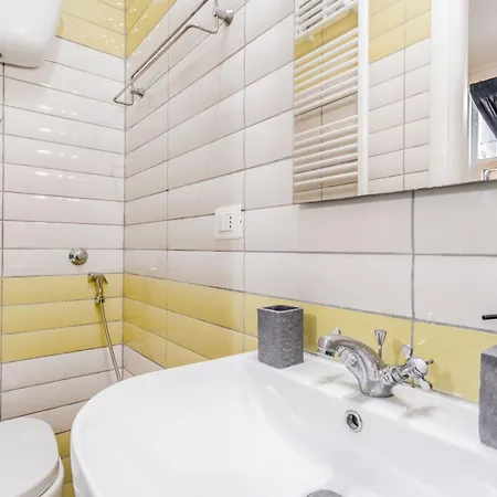 Vicino Al Colosseo Apartment *