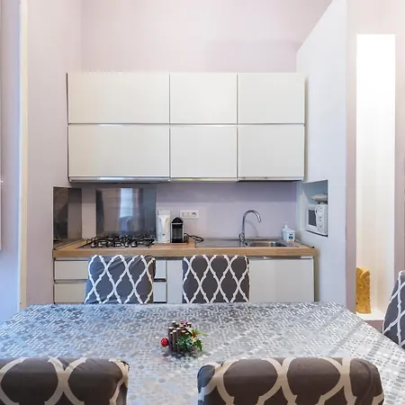 Luxury Three Bedrooms Flat In Center Roma