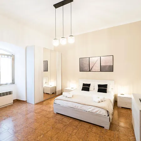 {2 Steps From The Colosseum} Free Wi-fi & Netflix *