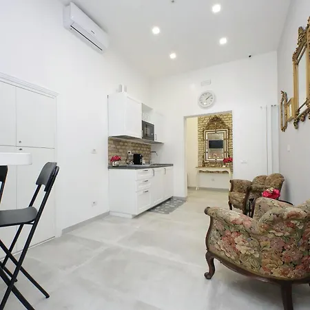 Roman Holiday Suites *
