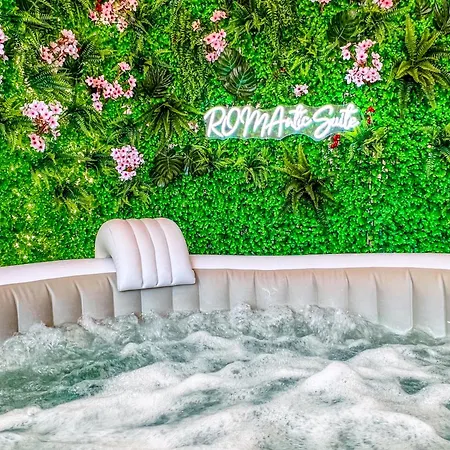 Colosseum House - Private Rooftop, Jacuzzi Hot Tub & View