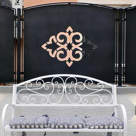 Roman Holiday Suites Guest house