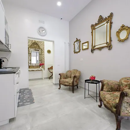 Roman Holiday Suites Guest house *