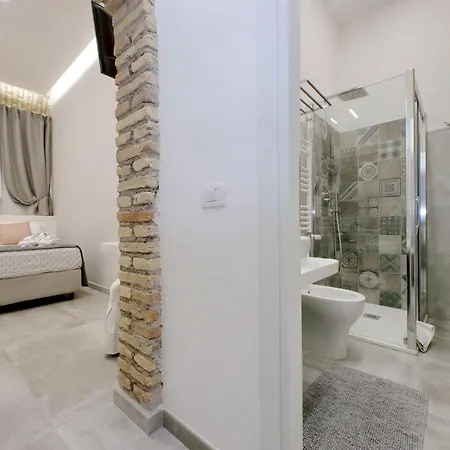 Roman Holiday Suites Guest house