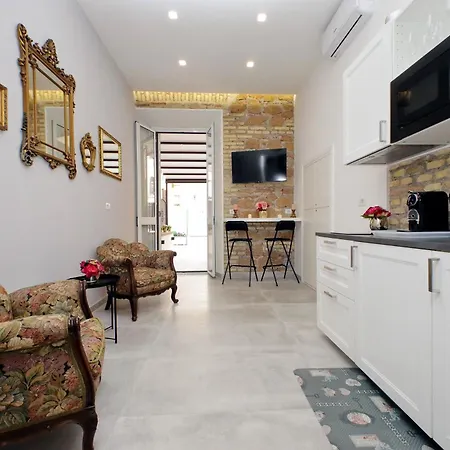 Roman Holiday Suites *