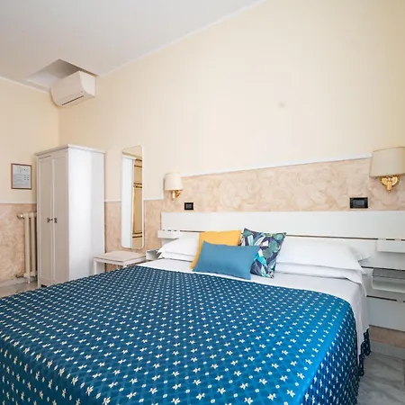 Ascot Hotel 2*