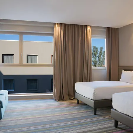 Hampton By Hilton East 3*