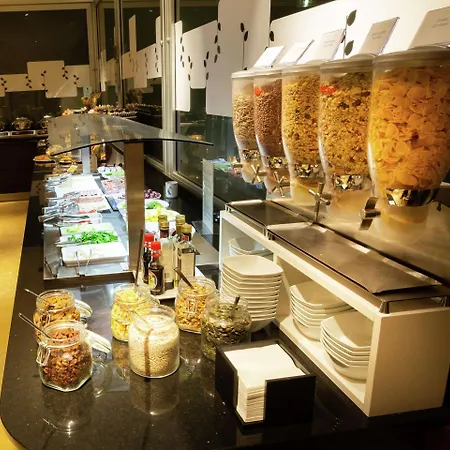 Hilton Garden Claridge 4*