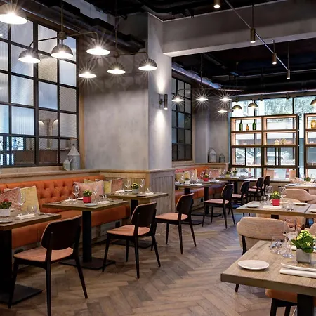 Doubletree By Hilton Monti מלון רומא