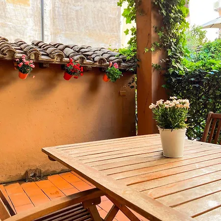 Luxury House & Secret Garden - Strategic Location, 100m To Metro B Apartment