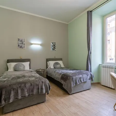 Leoni Di Giada - Close To Station 3* Rome