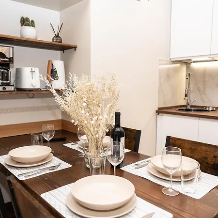 Leon Modern Near Subway - Ground Floor Apartamento