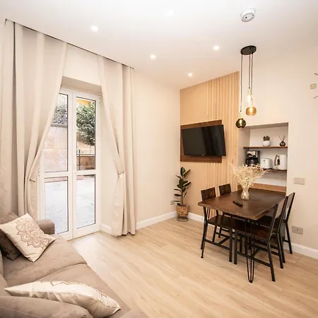 Leon Modern Near Subway - Ground Floor