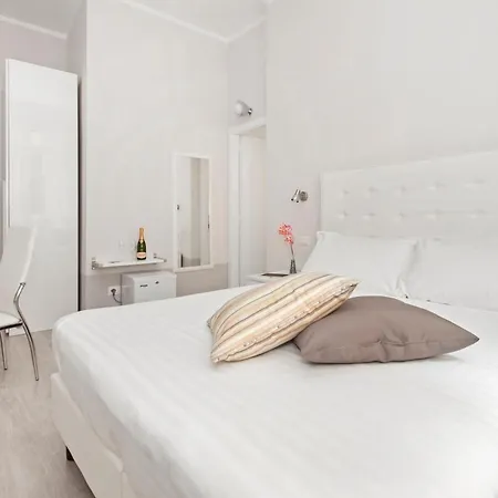 White Colosseo B&B