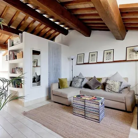 Pantheon Stylish Attic Apartment