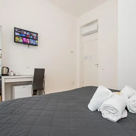 23 Guest house *
