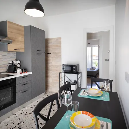 Apartment Marconi White Flower House