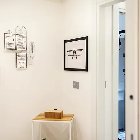 Marconi White Flower House Apartment