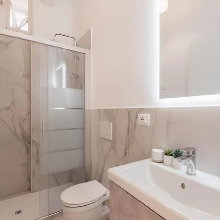 The Rent - Spacious One-bedroom Near Colosseum Apartment Rome