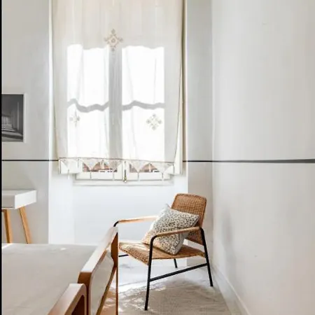 Romeo. Luminoso Al Centro Di Apartamento