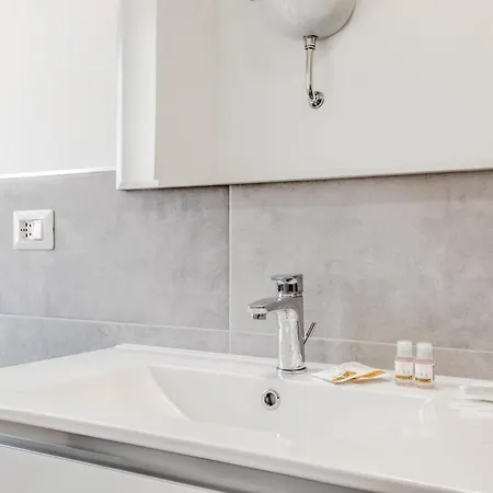 Lodi's Temple Apartment Rome