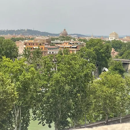 Deluxe One Bedroom Apartment, Perfect Location, Air Cond * Roma