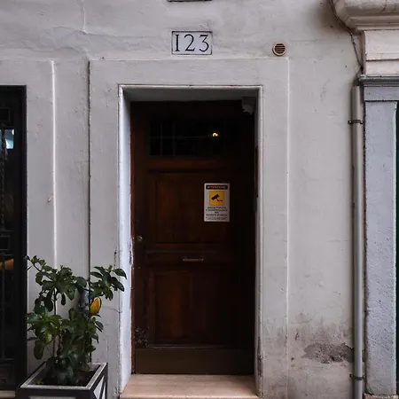 Apartment Modern Pied A Terre Near Piazza Navona Rome