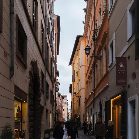 Modern Pied A Terre Near Piazza Navona *