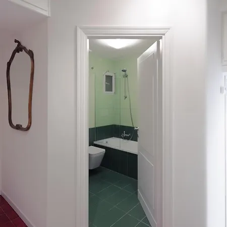 Modern Pied A Terre Near Piazza Navona