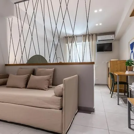 Dafne Speciale, Elegante Con Balcone * Roma