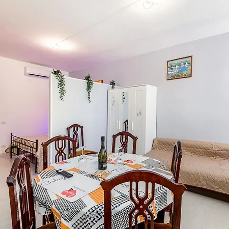 Deluxe Pantheon Apartment