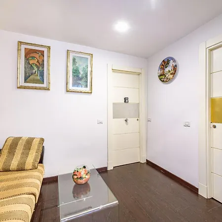 Deluxe Pantheon Apartment