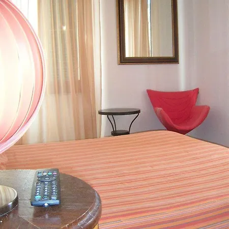 Emi's Bed & Breakfast 2*