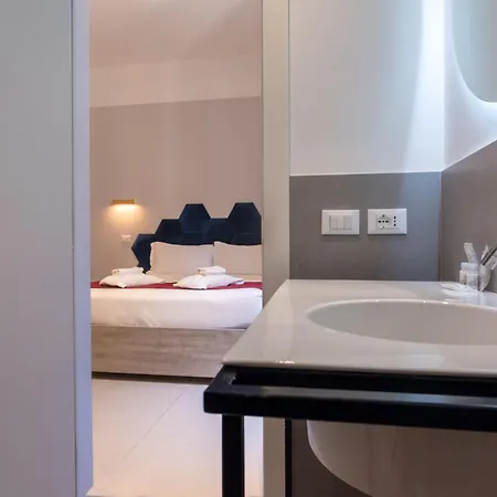 Carrara 24 * Rome