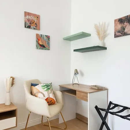 The Ciccins In By Hostand * Rom