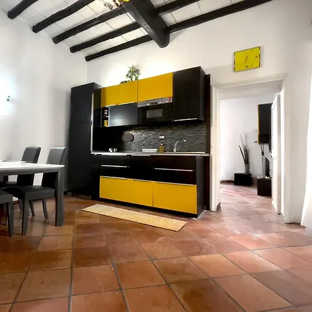 Yellow Butterfly House Holiday Rome