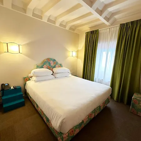 Cortina Otel
