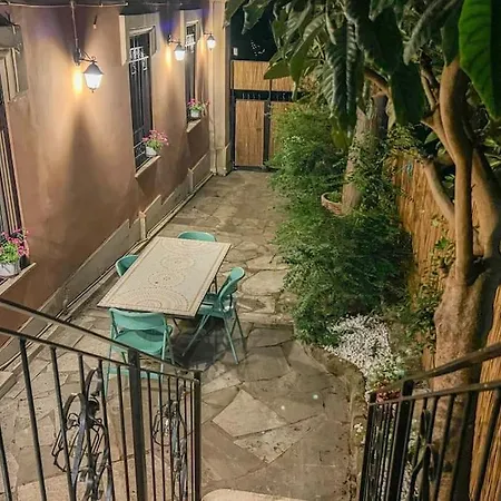Appartamento Poerio Home&garden Near The Centre Of *