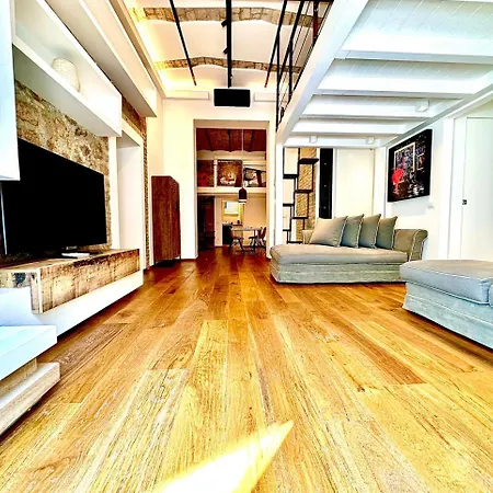 Buonarroti Art Home. Luxury And History At Appartamento *