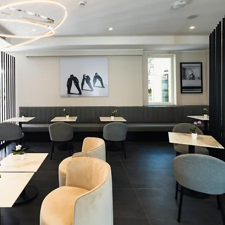 J Maluni Hotel 4*