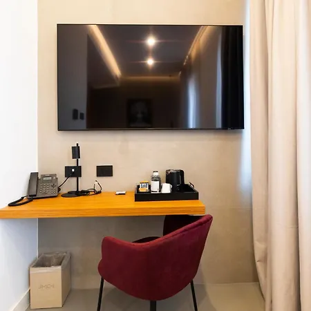 Hotel J Maluni 4*
