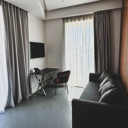 J Maluni Hotel 4*