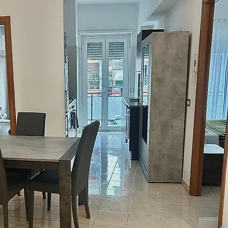 Tiburtina Station Apartamento *
