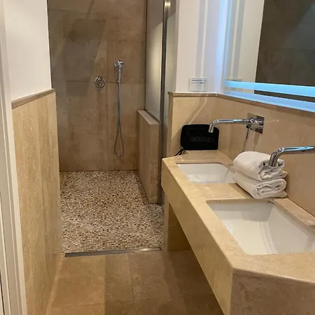 Accademia Hotel 3*